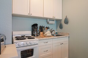 Fridge, microwave, oven, stovetop - Executive Keys Unit 116 (Port Aransas)