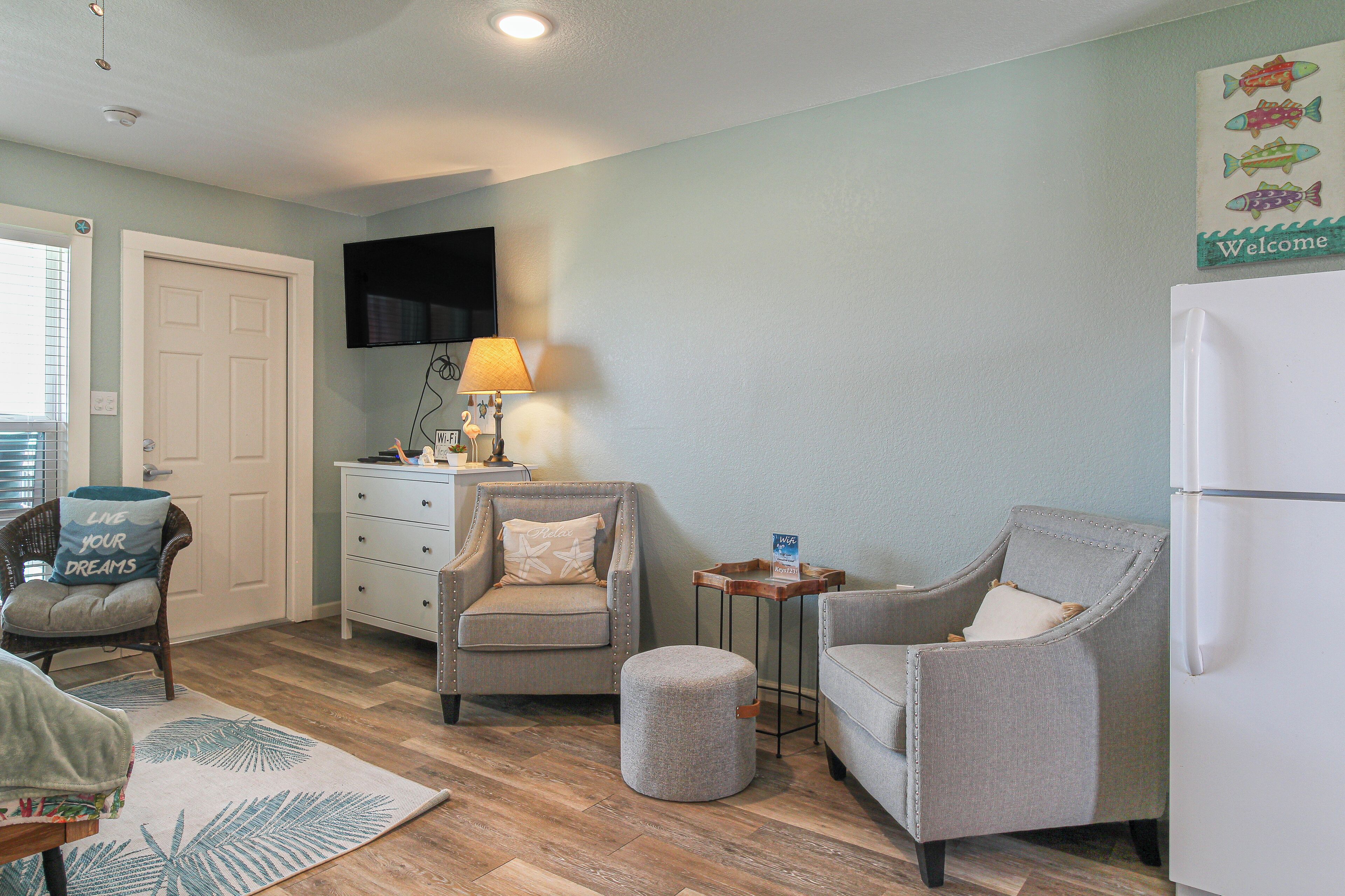 Smart-TV, DVD-Player, Tischtennisplatte, Bücher