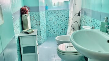 Douche, sèche-cheveux, bidet, serviettes fournies