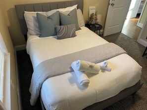 3 bedrooms, iron/ironing board, WiFi, bed sheets - Cozy Home Downtown- easy access to Greystone Amphitheater, ATL Airport, 6 Flags+ (Douglasville)