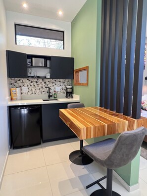 Kühlschrank, Wasserkocher mit Kaffee-/Teezubehör, Toaster