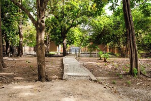 A pathway leading to a building surrounded by trees. - Boutique Nature Villa Near Potrero Beach • Pool • Fast WiFi • Self Check-In (Provincia de Guanacaste)