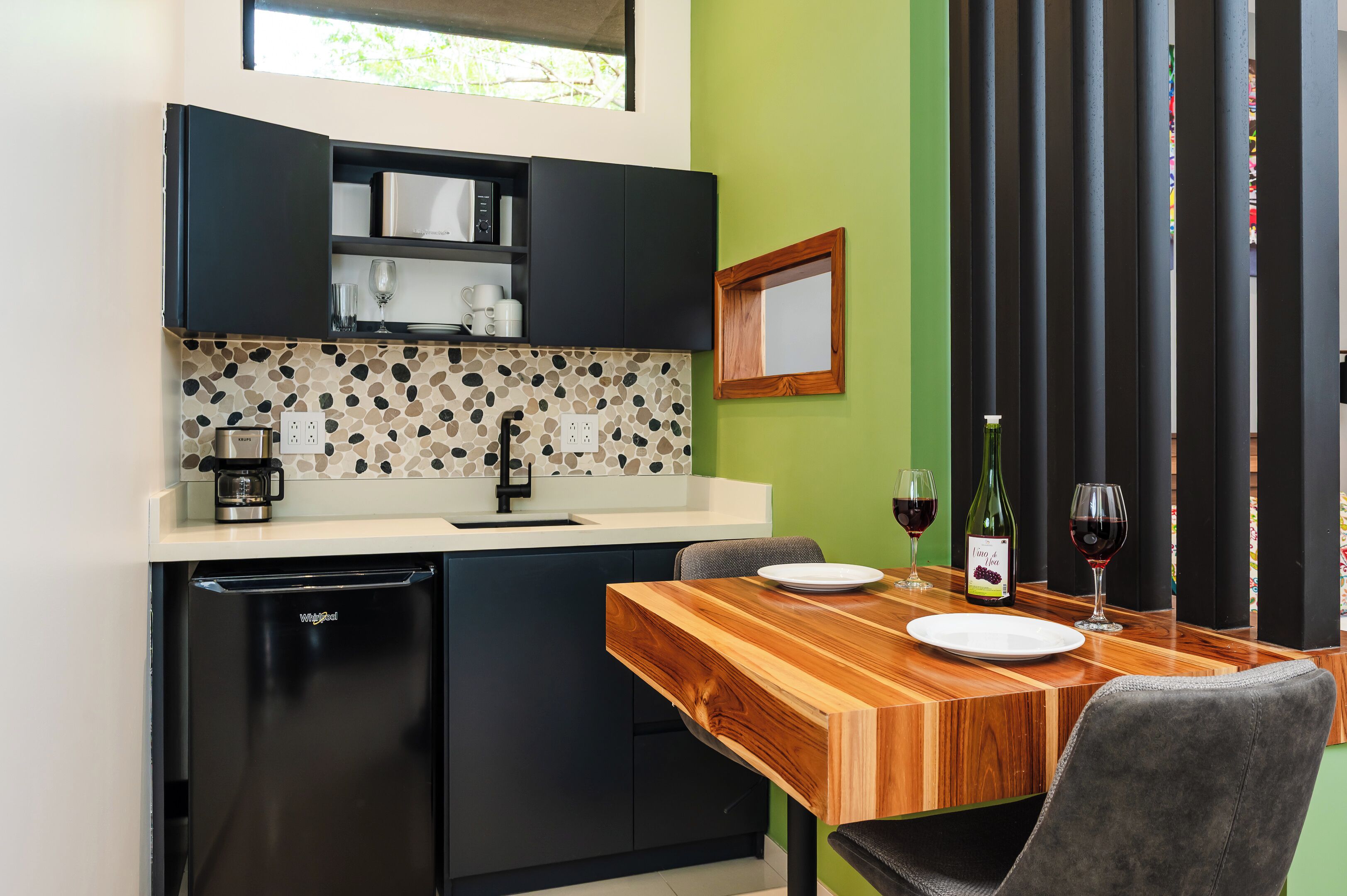 Kühlschrank, Wasserkocher mit Kaffee-/Teezubehör, Toaster