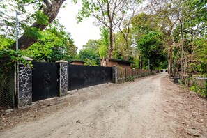 Property grounds - Boutique Nature Villa Near Potrero Beach • Pool • Fast WiFi • Self Check-In (Provincia de Guanacaste)