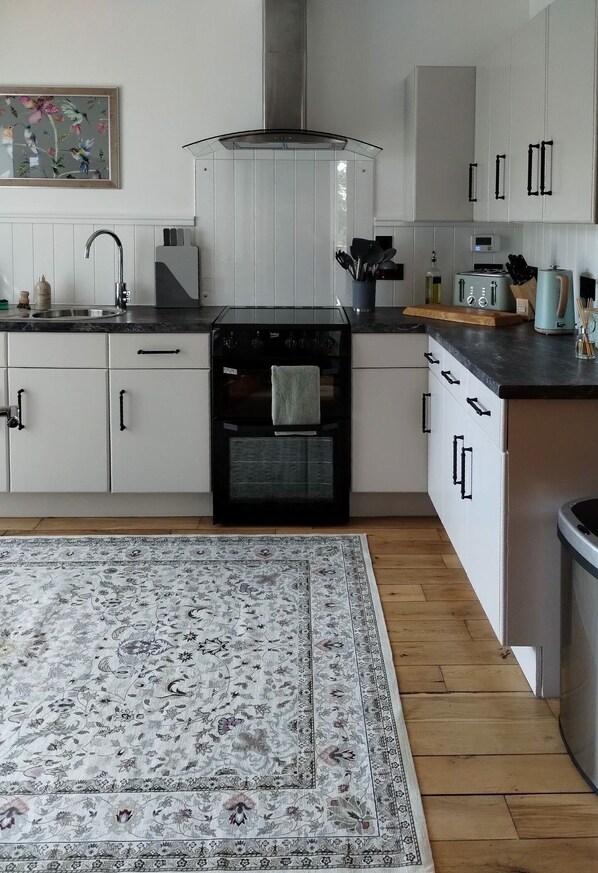 Kühlschrank, Mikrowelle, Geschirrspüler, Hochstuhl