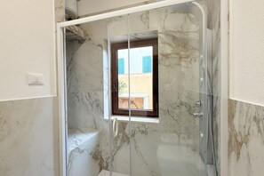 Shower, hair dryer, bidet, towels