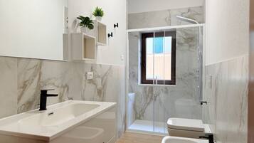 Douche, sĂšche-cheveux, bidet, serviettes fournies