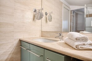 Dusj, hårføner, bidé og håndklær