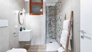 A modern bathroom with a shower, toilet, and sink. - 7Rooms - The Countryside (Lecce)