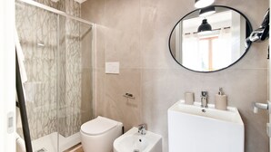 A modern bathroom with a glass shower enclosure, a toilet, a bidet, and a sink with a mirror above it. - 7Rooms - The City-Lecce Selection (Lecce)