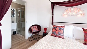 A bedroom with a bed, a chair, a bedside table, and a wall-mounted light fixture. - 7Rooms - The Party - Lecce Selection (Lecce)