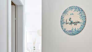 A circular wall decoration with the text "La Spiaggia" and a decorative border.