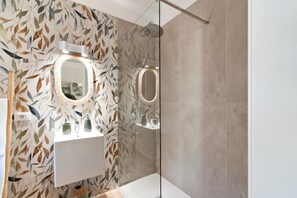 Dusche, Haartrockner, Bidet