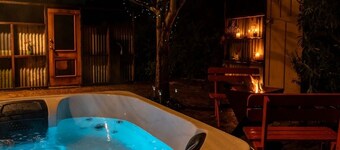 Buttercup Oasis - Cabin with Hot-Tub and Firepit