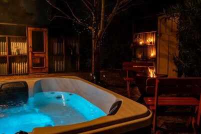 Buttercup Oasis - Cabin with Hot-Tub and Firepit