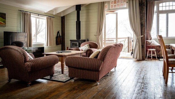 TV, fireplace - Leura Haven Homestead: Grand rustic cottage for 4 (Leura)