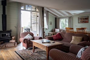 TV, fireplace - Leura Haven Homestead: Grand rustic cottage for 4 (Leura)