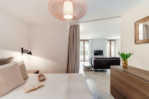 5 bedrooms, iron/ironing board, WiFi, bed sheets