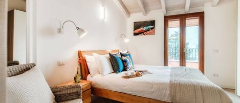 5 bedrooms, iron/ironing board, WiFi, bed sheets