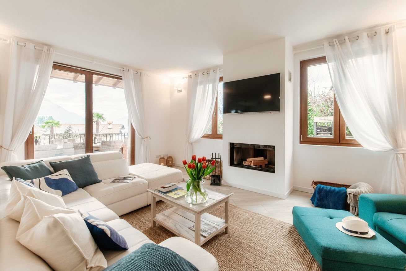 Una sala de estar con un sofá, una mesa de centro, un televisor de pantalla plana y una chimenea.