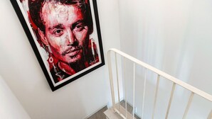 A staircase with a white railing and a framed artwork on the wall. - Villa Rosalia - MyHomeinComo (Menaggio)
