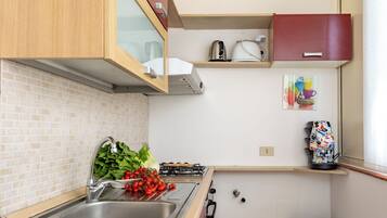 Frigorifero, microonde, forno, piano cottura