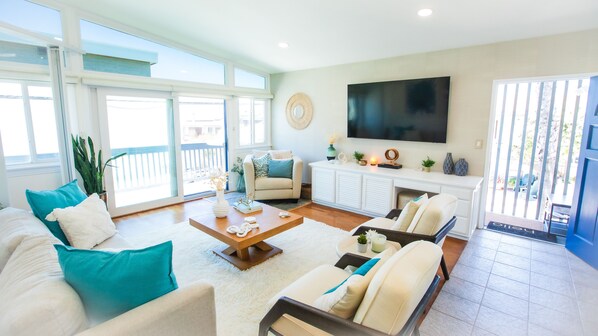 Smart TV, books - Amazing location!  Unique Oceanfront Beach House (Manhattan Beach)