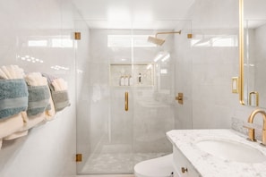 Een bubbelbad, een haardroger, een bidet, handdoeken