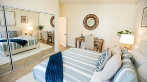 3 bedrooms, desk, iron/ironing board, free WiFi - Amazing location!  Unique Oceanfront Beach House (Manhattan Beach)