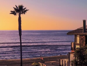 On the beach, sun loungers, beach towels - Amazing location!  Unique Oceanfront Beach House (Manhattan Beach)