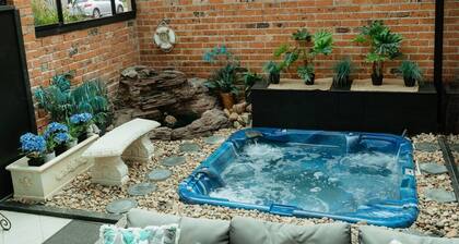 SUNNY DAYZ SHELLHARBOUR-4 bed home 5 mins walk to 2 beaches with outdoor jacuzzi