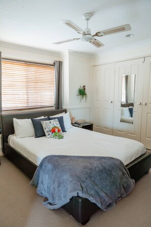 4 slaapkamers, een bureau, een strijkplank/strijkijzer, gratis wifi