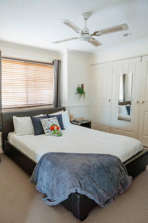 4 bedrooms, desk, iron/ironing board, free WiFi