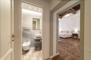 Ducha, secador de pelo, bidé y toallas