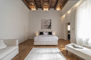 A bedroom with a bed, a sofa, a rug, and a painting on the wall. - La casa di Liszt - Suite Marie d'Agoult (Firenze)
