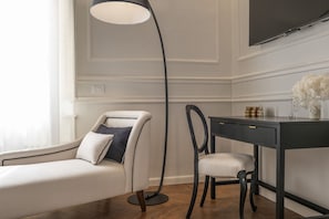 A modern room with a sofa, a desk, and a floor lamp. - La casa di Liszt - Suite Marie d'Agoult (Firenze)