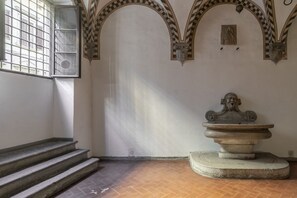 A room with a stone fountain, a window with bars, and a staircase. - La casa di Liszt - Suite Madame Riblet (Firenze)