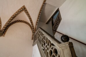 Et arkitektonisk interiør med hvælvede lofter og detaljeret trækunst.
