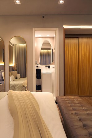 1 dormitorio, tabla de planchar con plancha, wifi y ropa de cama