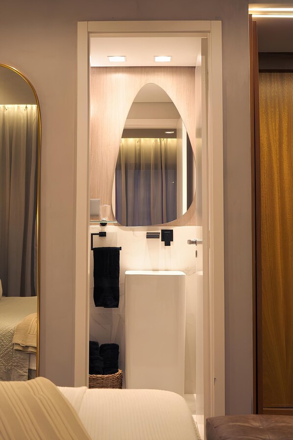 1 dormitorio, tabla de planchar con plancha, wifi y ropa de cama