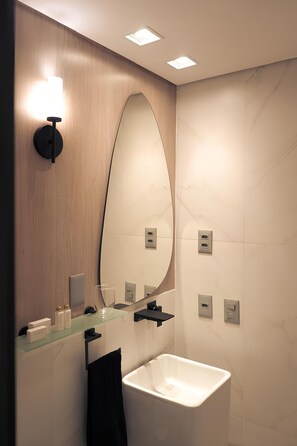 Ducha, secador de pelo, toallas y jabón