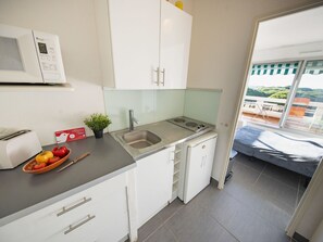 Réfrigérateur, micro-ondes, batterie de cuisine, vaisselle et ustensiles