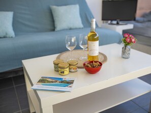 1 sovrum, skrivbord och internet