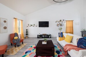 House, Accessible - Hot Tub Foosball Fenced Yard Parking (Kyle)