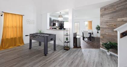 Hot Tub Foosball Fenced Yard Parking