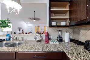 House, Accessible - Hot Tub Foosball Fenced Yard Parking (Kyle)