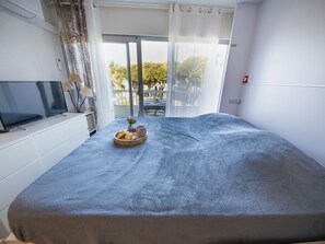 1 bedroom, desk, internet