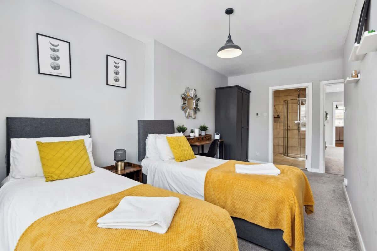2 habitaciones, tabla de planchar con plancha y cuna de viaje 