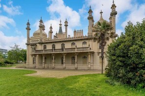 A large, historic building with multiple towers and a central dome, surrounded by a well-maintained lawn. - Stylish 2 Bed, 2 Bath | Beach & Lanes | Sleeps 6 (Brighton and Hove)