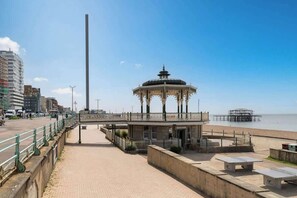 Property grounds - 'Bright-on Heights' premium 2 Bed Flat by the Sea (Brighton and Hove)